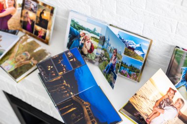 Küçük bir kızın fotobook 'u. Aile, çocukluk ve eğlence kavramı