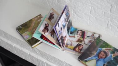 Küçük bir kızın fotobook 'u. Aile, çocukluk ve eğlence kavramı
