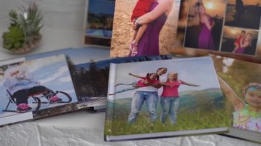 Fotoğraf albümü güzel bir fotobook ile dekore edilmiştir. Beyaz bir arkaplanda sunuldu