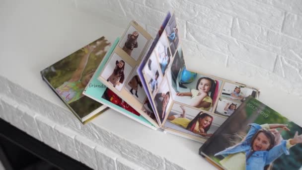 Photobook d'une petite fille. Concept famille, enfance et loisirs — Video