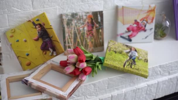 Toiles photo de petite fille active et des fleurs tulipes comme un cadeau de vacances se trouvent sur l'étagère — Video