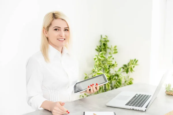 Hermosa joven que trabaja en su computadora portátil en su oficina. —  Fotos de Stock