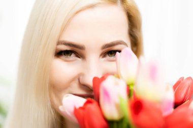 Sevgililer Günü, Çiçek Buketli Genç Bir Kadın Rüyası