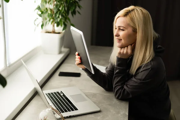 Vrouw van middelbare leeftijd die thuis op laptop werkt — Stockfoto