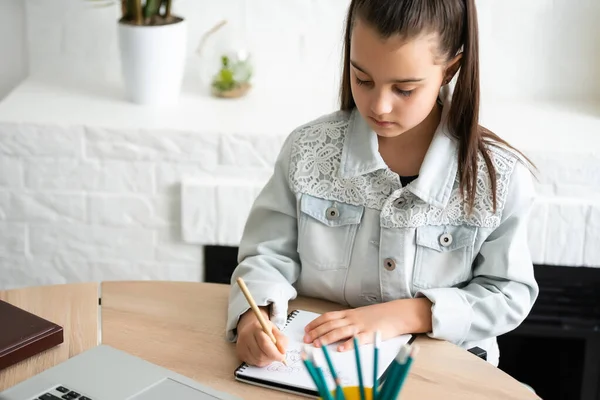 Estudante pequena escola menina lição de casa no computador portátil prata — Fotografia de Stock