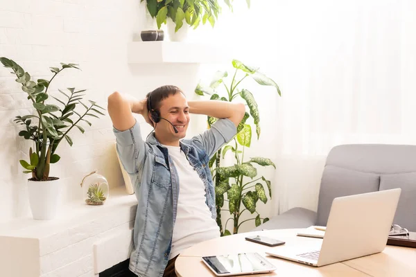 Tecnología, trabajo remoto y el concepto de estilo de vida - hombre feliz con ordenador portátil que tiene chat de vídeo y saludar la mano en la oficina en casa —  Fotos de Stock