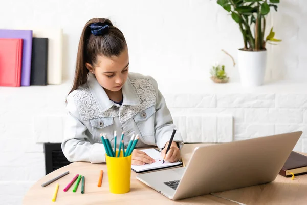 Çocuklar, eğitim ve uzak öğrenim konsepti, evde dizüstü bilgisayarı olan küçük kız öğrenci — Stok fotoğraf