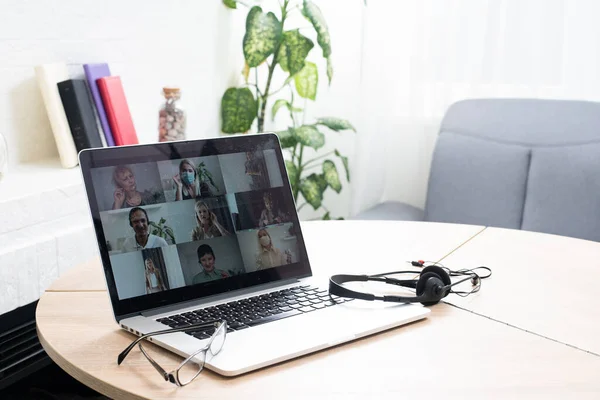 Práce z domova s Online Group Video konference na notebooku — Stock fotografie