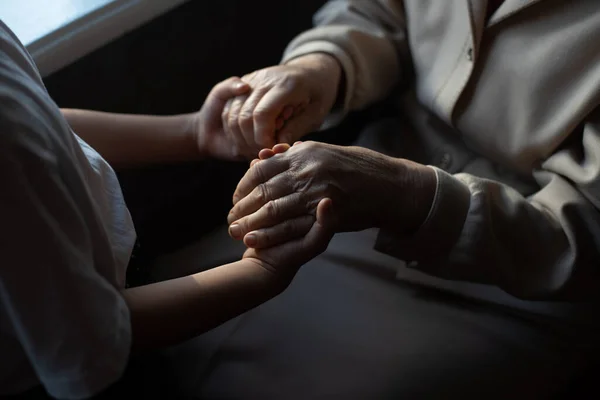 Avó irreconhecível e sua neta de mãos dadas. — Fotografia de Stock