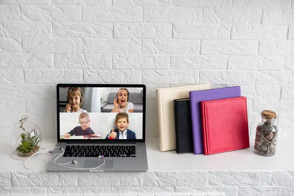 Laptop com videoconferência crianças colegas de classe fica na mesa — Fotografia de Stock