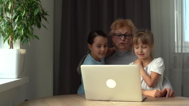 Mormor med barnbarn använder laptop lära sig räkna tillsammans hem — Stockvideo