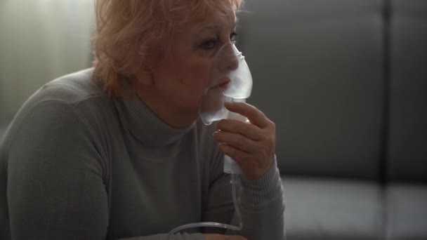 Nemocná starší žena při inhalaci, starší žena a nebulizátor — Stock video