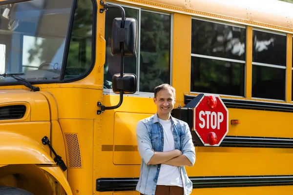 Mannelijke chauffeur voor de bus — Stockfoto