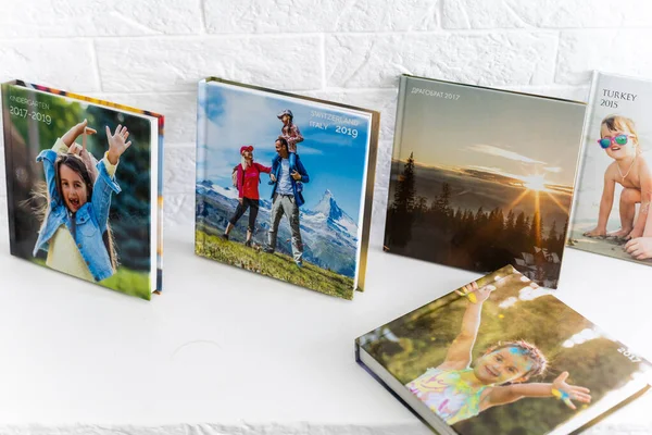 Fotoalbumet är dekorerat i en vacker fotobok. Presenteras på en vit bakgrund — Stockfoto