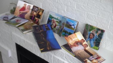 Fotoğraf albümü güzel bir fotobook ile dekore edilmiştir. Beyaz bir arkaplanda sunuldu