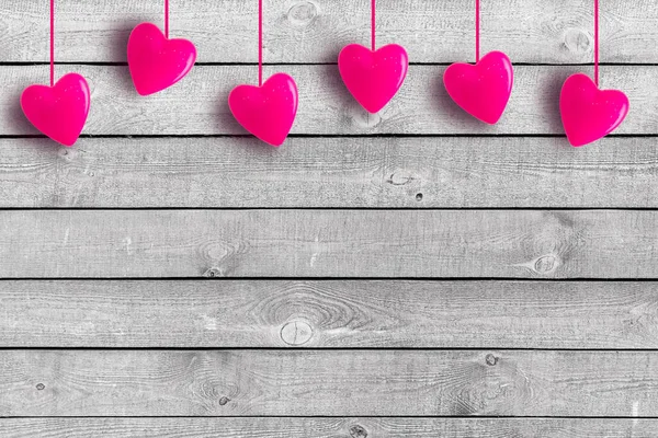 Sevgililer Günü arkaplanı, tahta kalaslarda kırmızı kalpler. — Stok fotoğraf