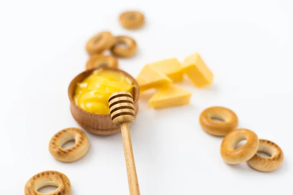 Miel y quesos sobre fondo blanco —  Fotos de Stock