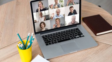 Çeşitli genç ve yaşlı insanların web kameralı görüntülerinin birçok portresi, iş adamlarının liderliğindeki çevrimiçi video konferansına katıldı. Grup video uygulaması kolay kullanım kavramı