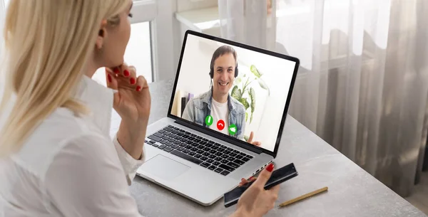 Jeune femme médecin vidéo bavarder sur ordinateur portable en clinique — Photo