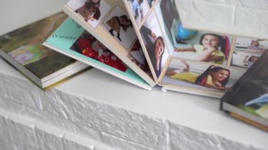 Fotoğraf albümü güzel bir fotobook ile dekore edilmiştir. Beyaz bir arkaplanda sunuldu