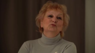 Kafasından vurulan 55 'lik kadın arkadaşıyla video sohbetine başlıyor ya da yetişkin çocuklar uzaktan sohbetin tadını çıkarıyor. Video çağrısı uygulaması, internet bağlantısı kavramı kullanılarak rahat iletişim
