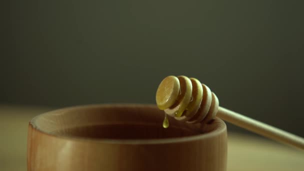 Tigela de madeira. Close-up. Saudável orgânico, colher de mel de madeira, close-up. — Vídeo de Stock