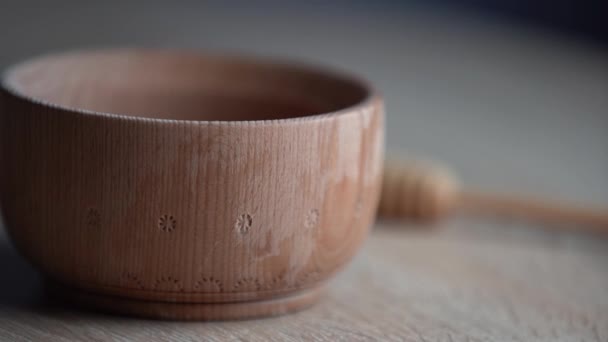 Cuenco de madera. Primer plano. Saludable orgánica, cuchara de miel de madera, primer plano. — Vídeos de Stock