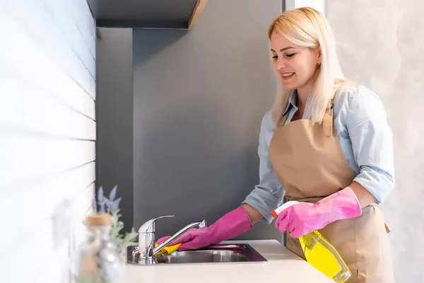 Cute housewife cleaning the kitchen cleaning the kitchen — Stock Photo, Image