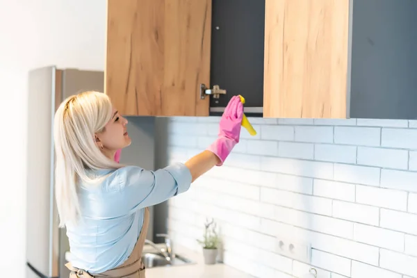 Bonito dona de casa limpeza da cozinha limpeza da cozinha — Fotografia de Stock