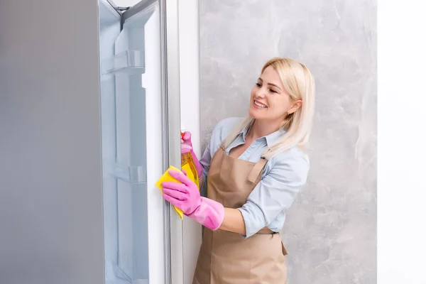 Young woman Cleaning Kitchen Cabinets cleaning the kitchen — Stock Photo, Image