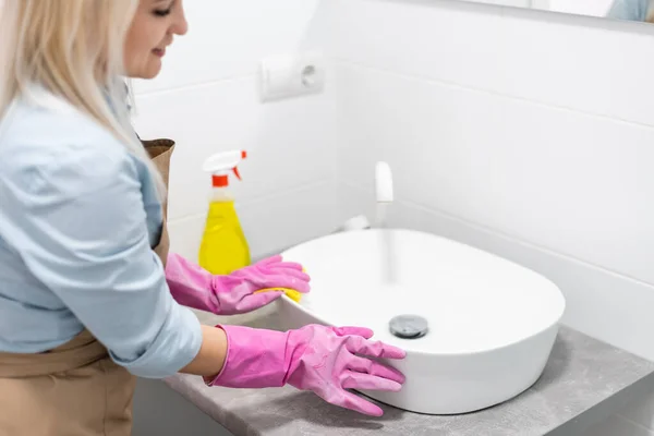 Prace domowe i styl życia: kobieta wykonująca prace domowe w łazience w domu, sprzątająca umywalkę i podlewająca detergentem natryskowym — Zdjęcie stockowe