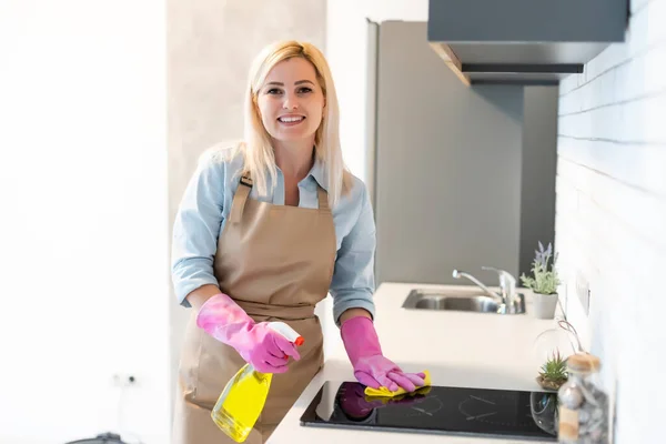 Młoda kobieta robi prace domowe, sprząta kuchnię — Zdjęcie stockowe