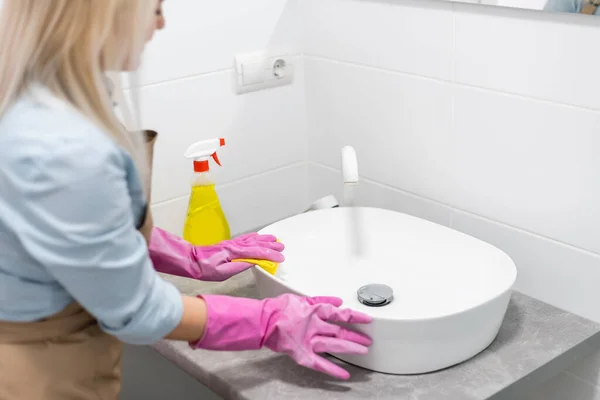 Ruim je huis op, vrouw die de badkamer schoonmaakt — Stockfoto