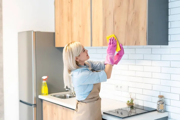 年轻女人做家务，打扫厨房 — 图库照片