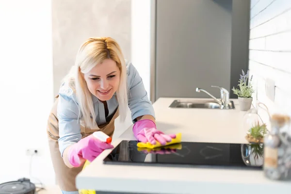 Cute housewife cleaning the kitchen cleaning the kitchen — Stock Photo, Image