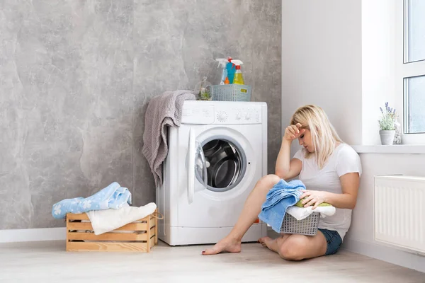 Μια νεαρή νοικοκυρά με πλυντήριο και ρούχα. Ημέρα πλύσης. — Φωτογραφία Αρχείου
