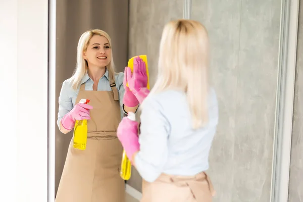 Adult woman is cleaning the apartment — Stock Photo, Image