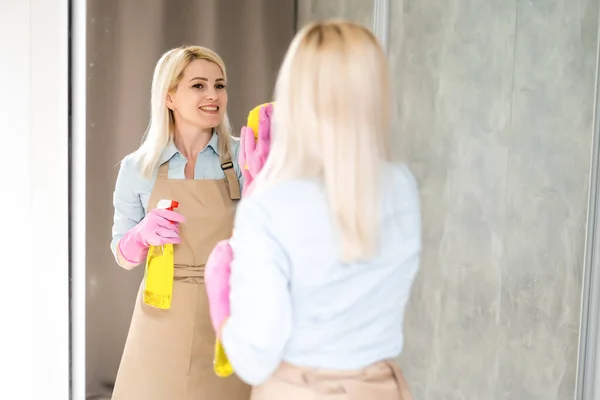 Närbild av kvinna rengöring spegeln i badrummet — Stockfoto