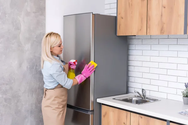 Bonito dona de casa limpar a cozinha — Fotografia de Stock