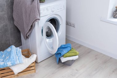 Yepyeni beyaz bir dairede modern lüks çamaşırhane..