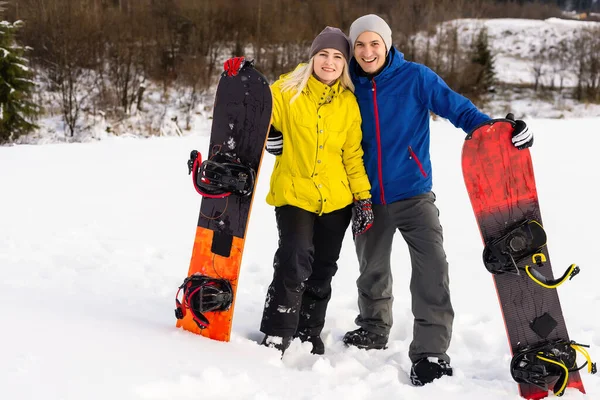 Зима, лыжи, снег и солнце - семья наслаждается зимними каникулами — стоковое фото