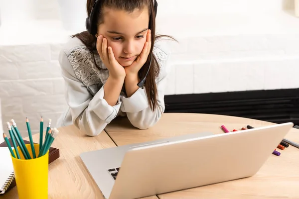 Öğrenci küçük kız ödevi dizüstü bilgisayarda gümüş — Stok fotoğraf