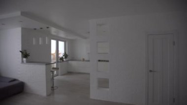 Yeni evin yemek ve oturma odası. Tatil evinde ya da yazlıktaki büyük gri kanepe. tadilattan sonra daire