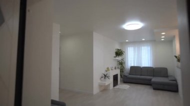 Yeni evin yemek ve oturma odası. Tatil evinde ya da yazlıktaki büyük gri kanepe. tadilattan sonra daire