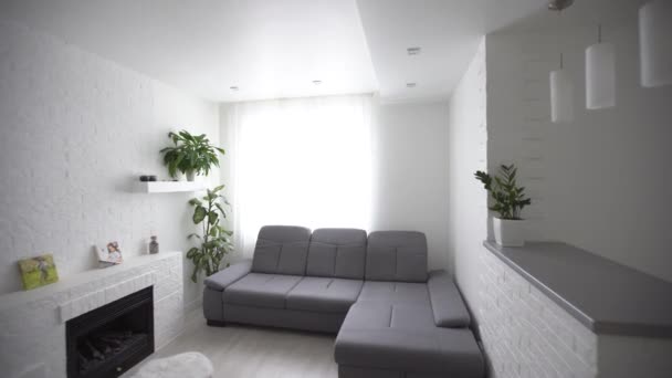 Comedor y sala de estar de la casa nueva. Gran sofá gris en casa de vacaciones o villa de vacaciones. apartamento después de la renovación — Vídeo de stock