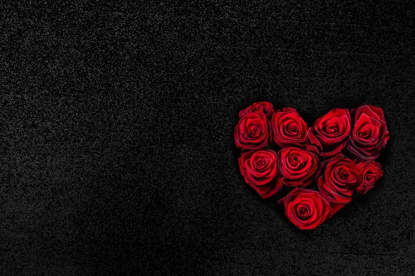 Bouquet di rose rosse a forma di cuore su sfondo in legno rustico — Foto Stock