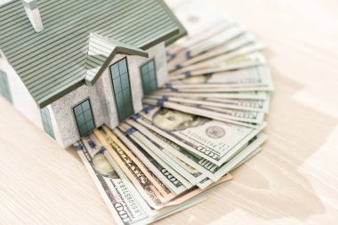 Binanın planı, paranın yanındaydı. Evin planının yanındaki paradan bahsediyorum. İpotek. Emlak satın almak. Konsept - ev satın alma tasarrufu.