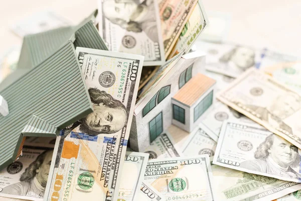 Il modello della casa costa su una pila di banconote. Acquisto e vendita — Foto Stock