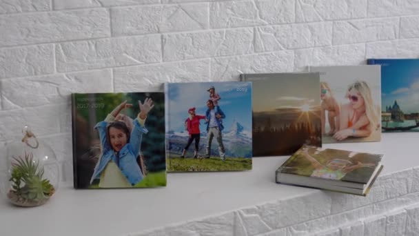 L'album fotografico è decorato in un bellissimo fotolibro. Presentato su sfondo bianco — Video Stock