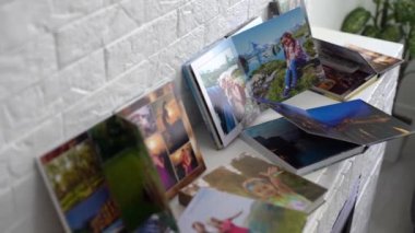 Fotoğraf albümü güzel bir fotobook ile dekore edilmiştir. Beyaz bir arkaplanda sunuldu